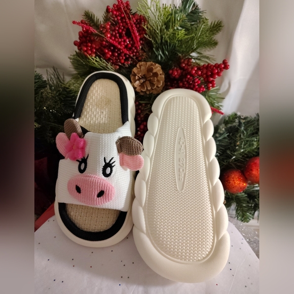 Cute Cow Slippers with Floral Accents - Size 8 - 8.5 ( 40- 41 ) - Picture 4 of 9